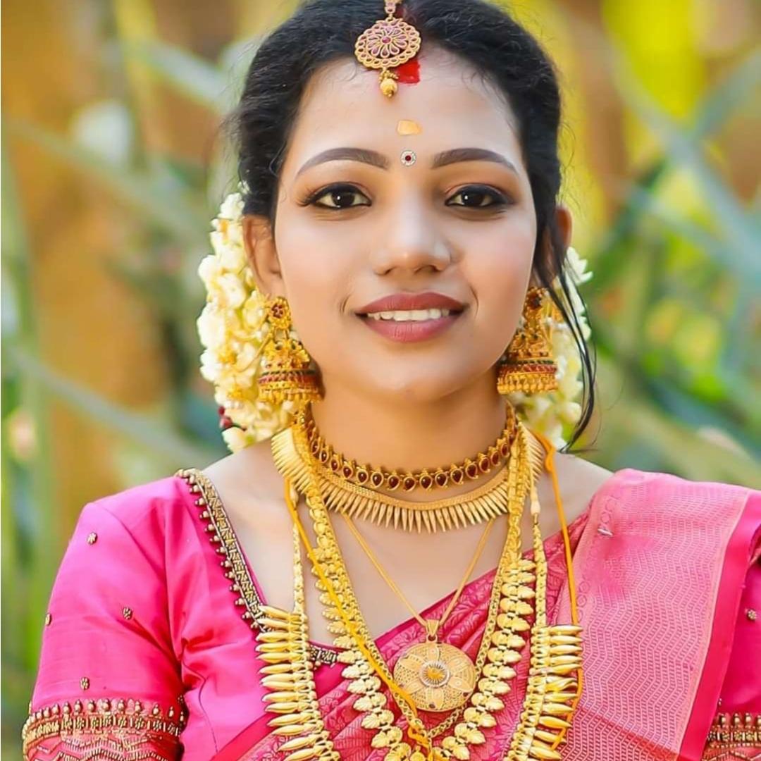 EYE LINE BEAUTY PARLOUR EDAKKARA